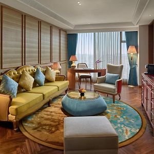 Deluxe King Suite Lounge Access